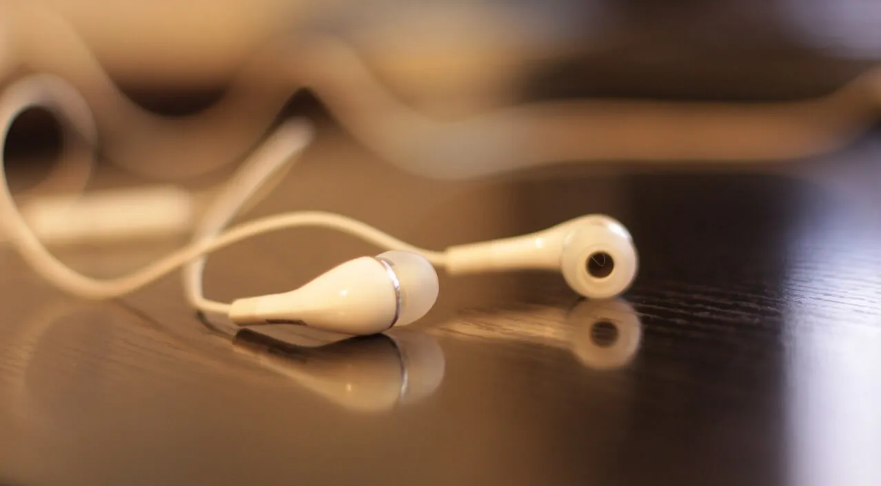 headphones-earphones